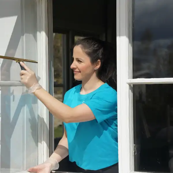 Lokalvårdare hjälper dig att putsa fönster