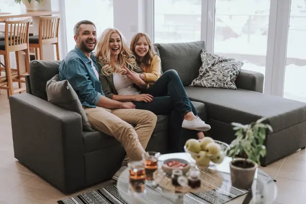 En familj som hänger i soffan 