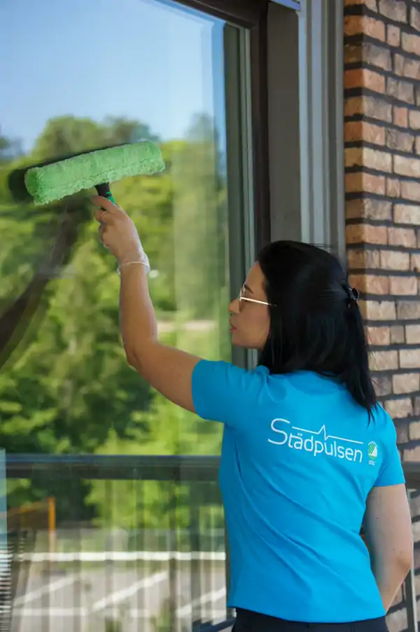 Städpulsens lokalvårdare rengör dina fönster.