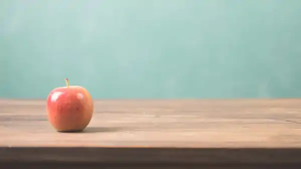 äpple på en träbänk