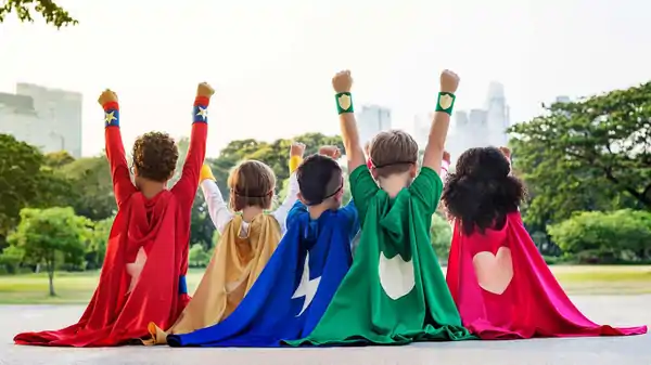 superhjältar med kappor i olika färger